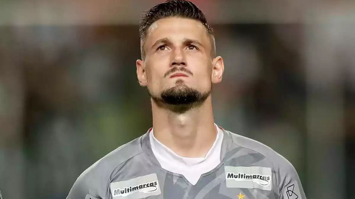 Goleiro Michel, novo reforço do Santa Cruz, em jogo do Atlético-MG