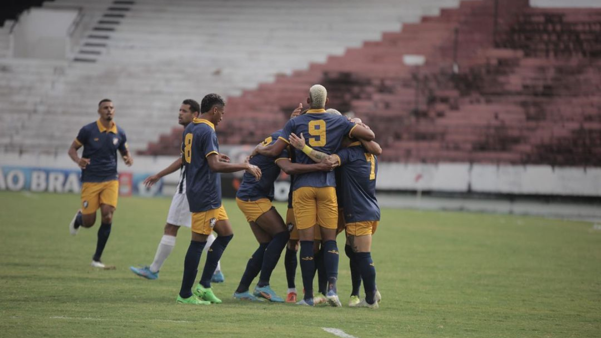 Jogadores do Retrô comemoram gol da vitória sobre o Central no Campeonato Pernambucano