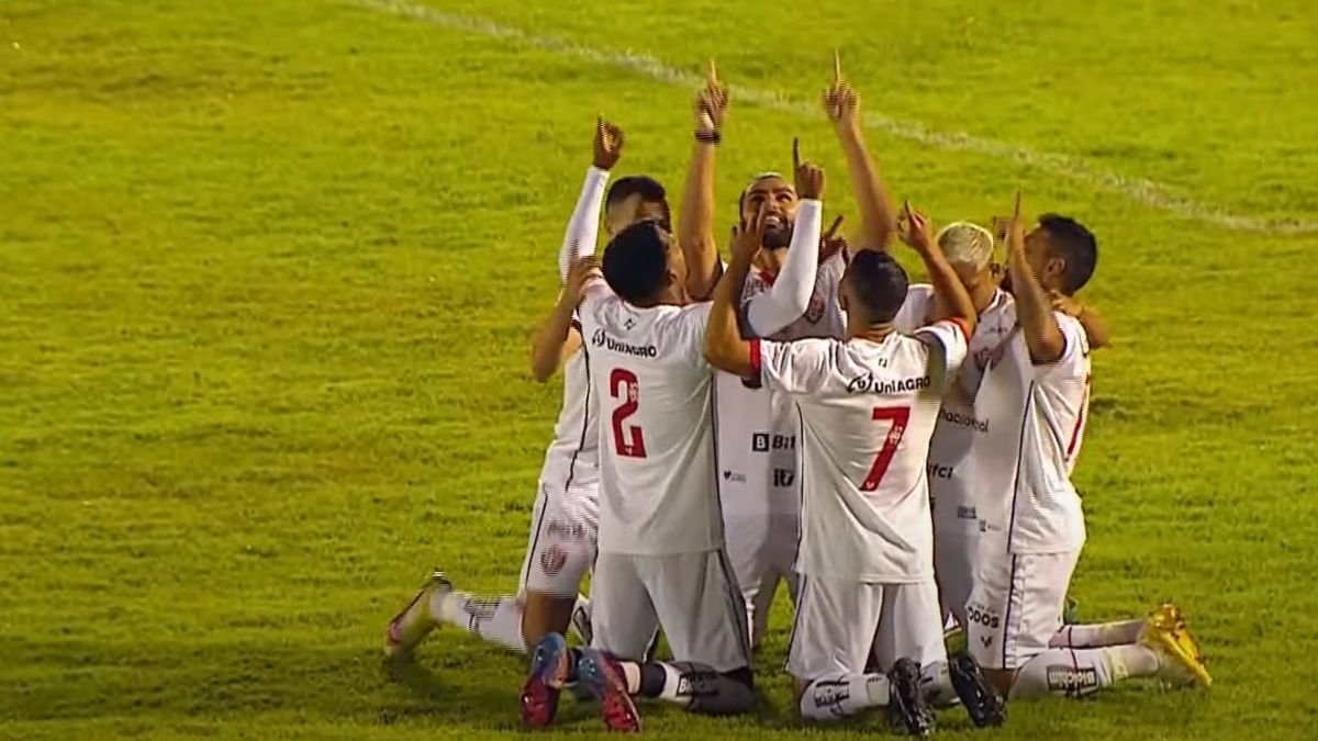 Jogadores do Vitória comemoram gol de Léo Gamalho conta a Juazeirense