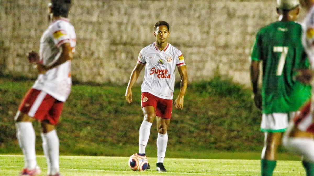De virada, América-RN vence Alecrim e segue invicto no Potiguar 1 Volante Juninho Montealegrense, do América-RN, em jogo contra o Alecrim