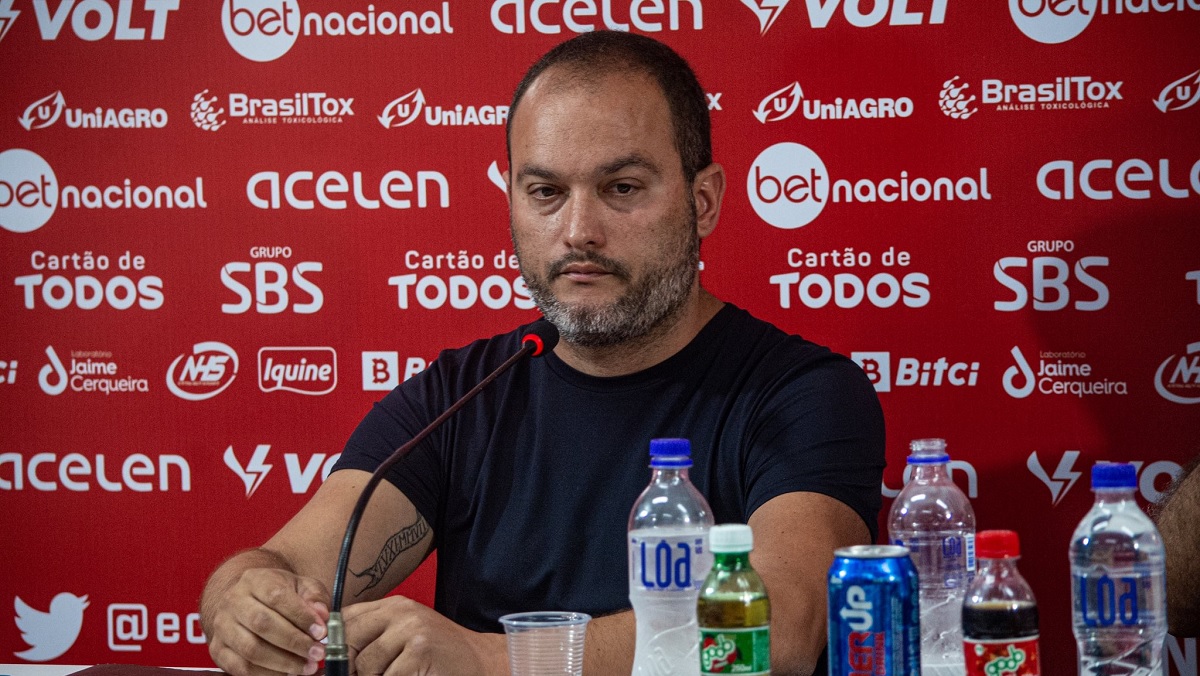 Diretor do Vitória reconhece erro no planejamento e mira mais 10 reforços