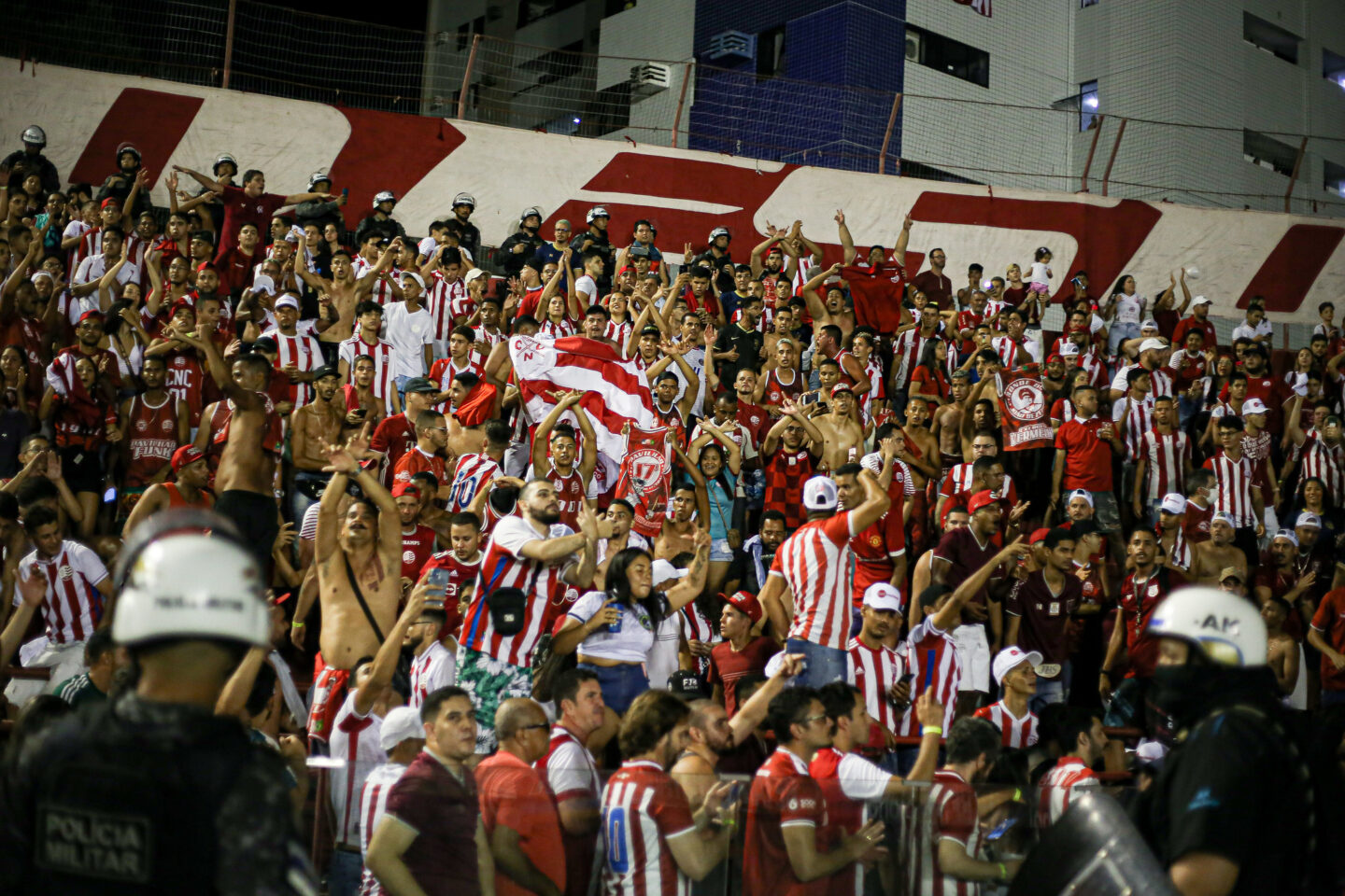 Árbitro relata xingamentos, expulsão e arremesso de copos no Náutico x Sport