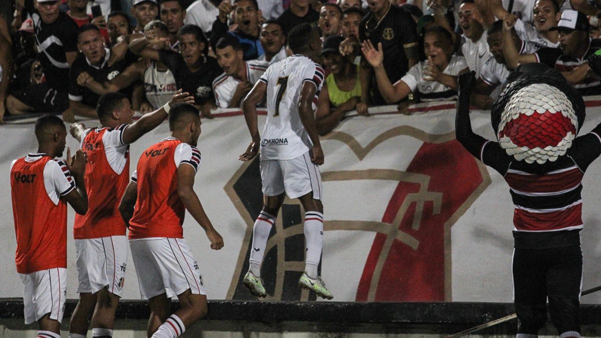 Lucas Silva decide e Santa Cruz supera o Atlético de Alagoinhas para vencer a 1ª no Nordestão