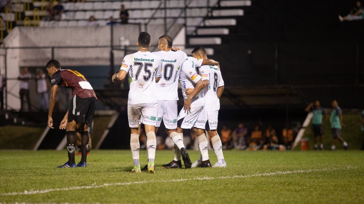 Jogadores do ABC comemoram gol contra o Globo no Potiguar