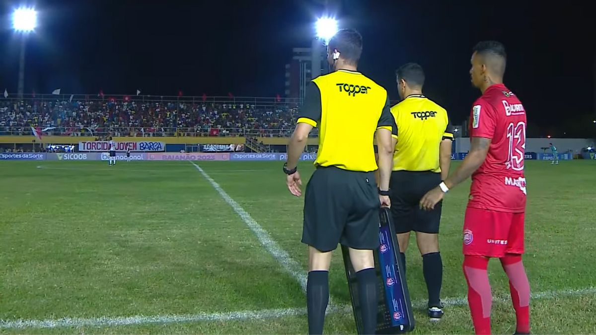 Goulart brilha, Bahia vira em 4 minutos e vence Barcelona de Ilhéus pelo Baianão 2 Lateral direito Felipinho, do Barcelona de Ilhéus, em jogo contra o Bahia