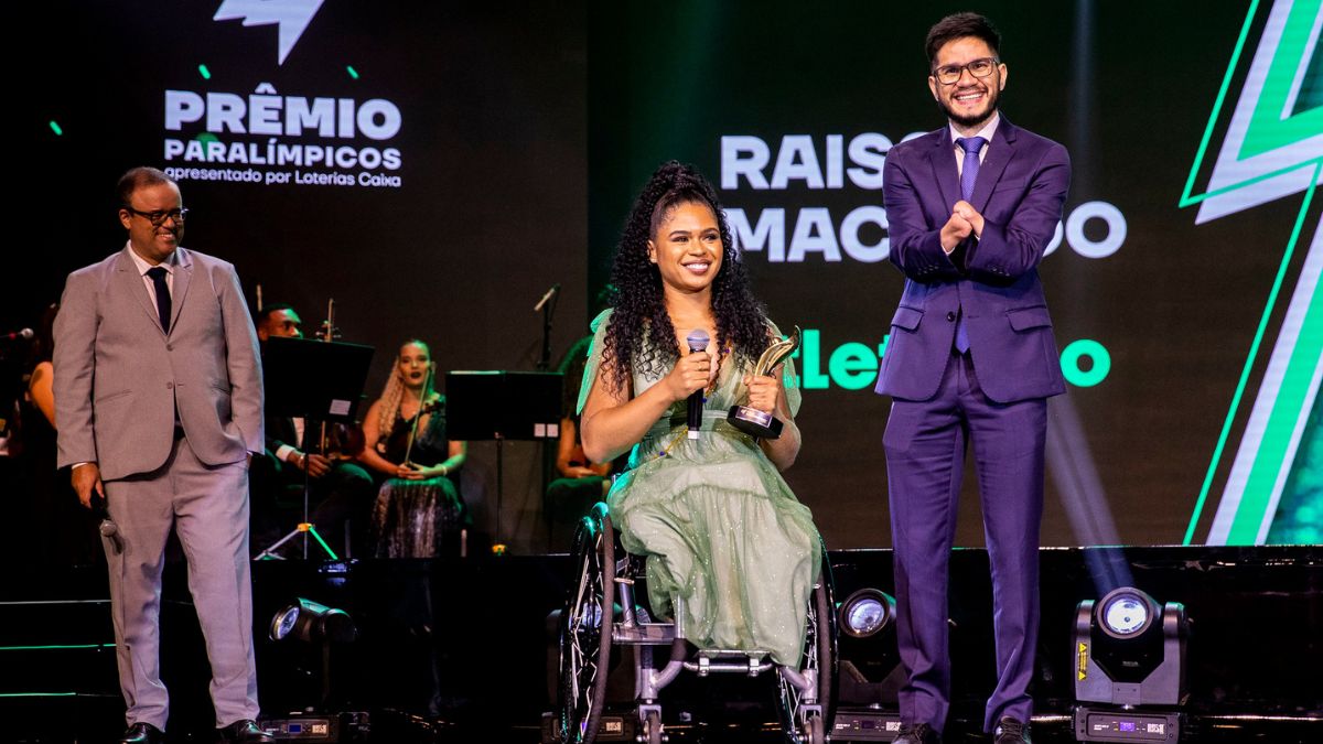 Melhores paratletas de 2022, Carol Santiago e Wilians Araújo comemoram desenvolvimento paralímpico no Nordeste 3 Everaldo Marques, Raíssa Machado e Yohansson Nascimento no palco do Prêmio Paralímpicos