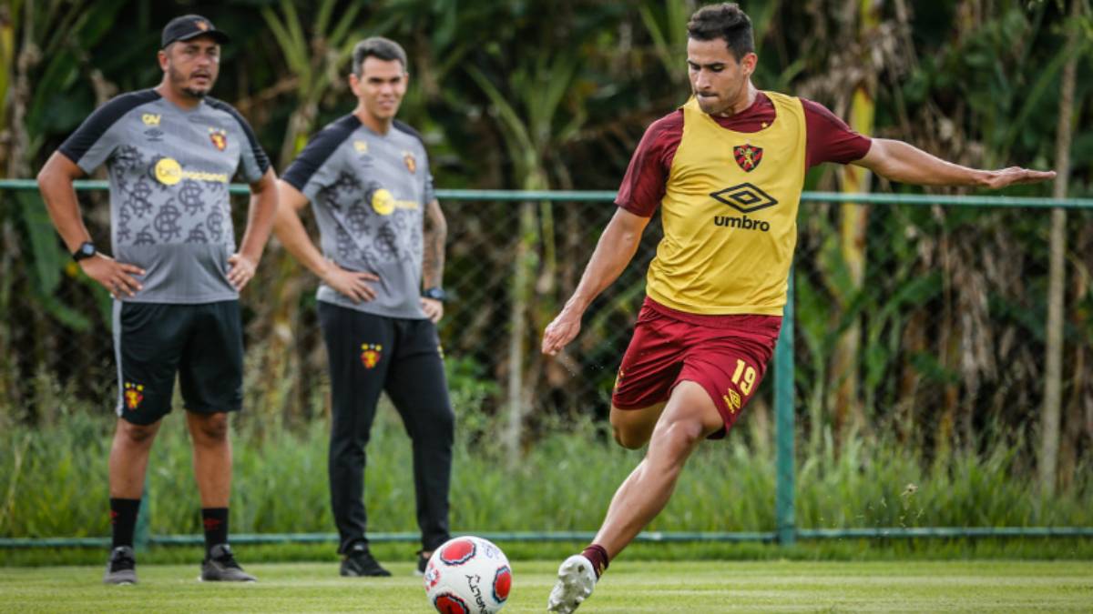 Vitória encaminha acerto com Thiago Lopes, meia do Sport