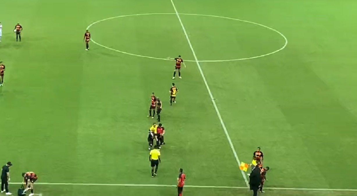 VÍDEO: árbitro apita para o início do jogo, mas falta a bola