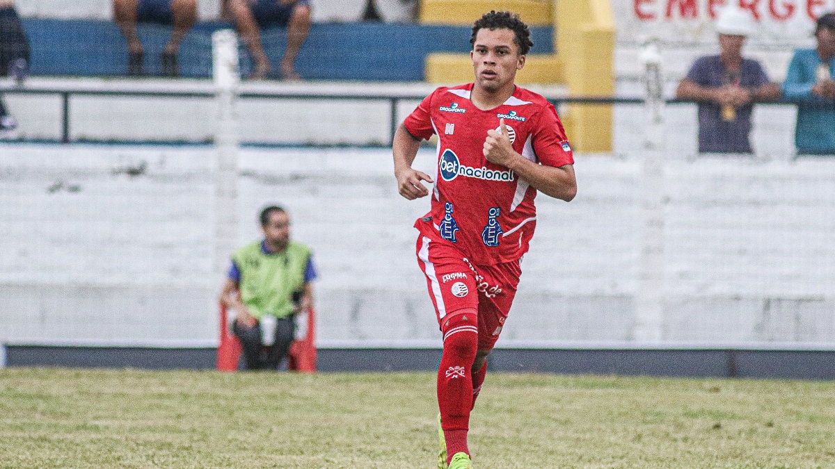 Kayon sofreu lesão de grau 1 na coxa