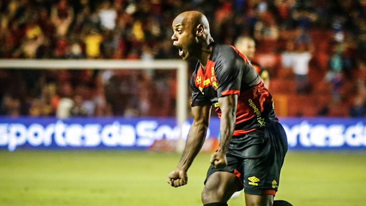 Vagner Love negocia com o Retrô