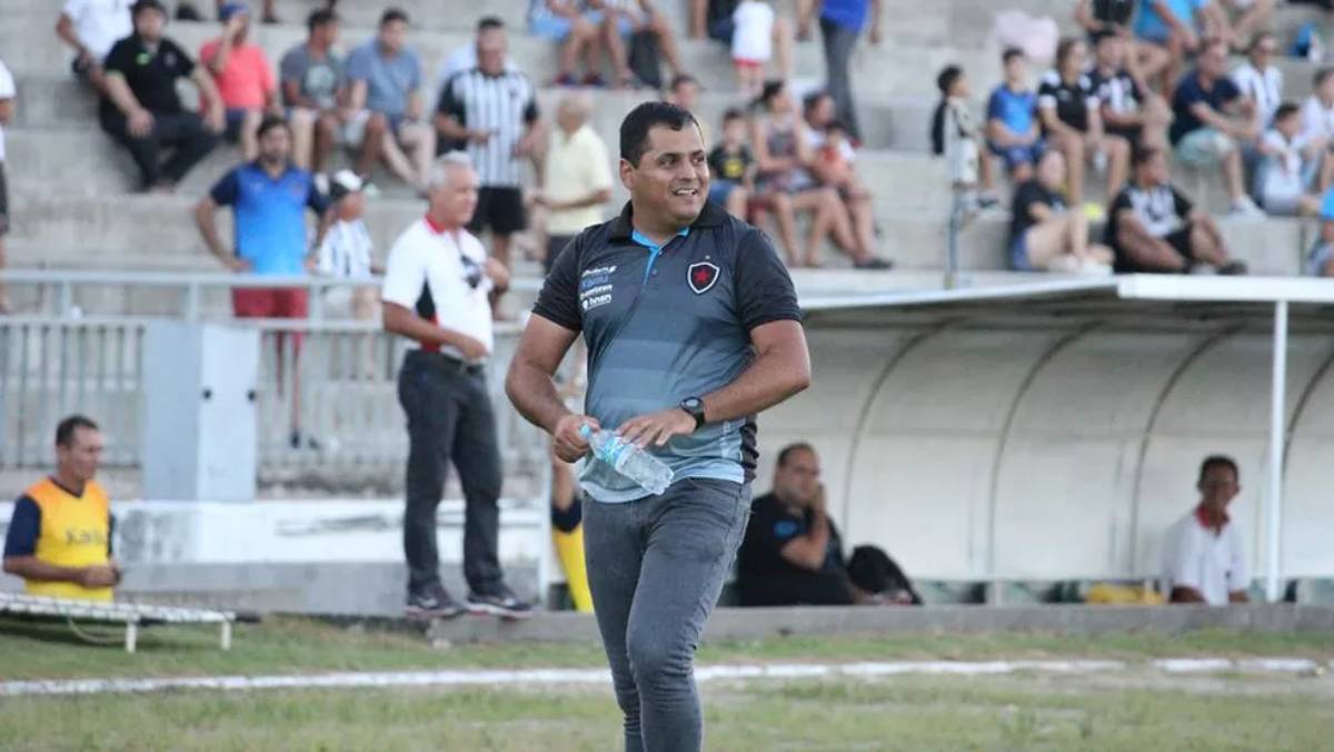 Botafogo-PB adia apresentação de Leston Júnior por trâmites burocráticos
