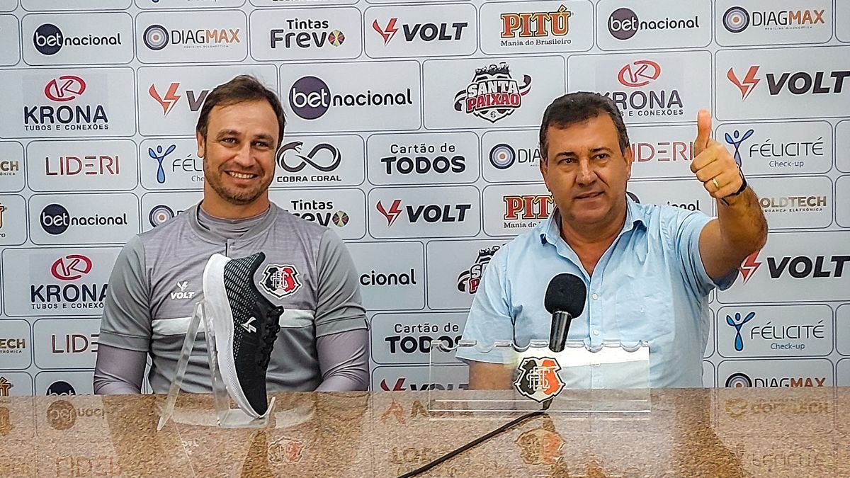 Felipe Conceição é apresentado pelo coordenador técnico Zé Teodoro