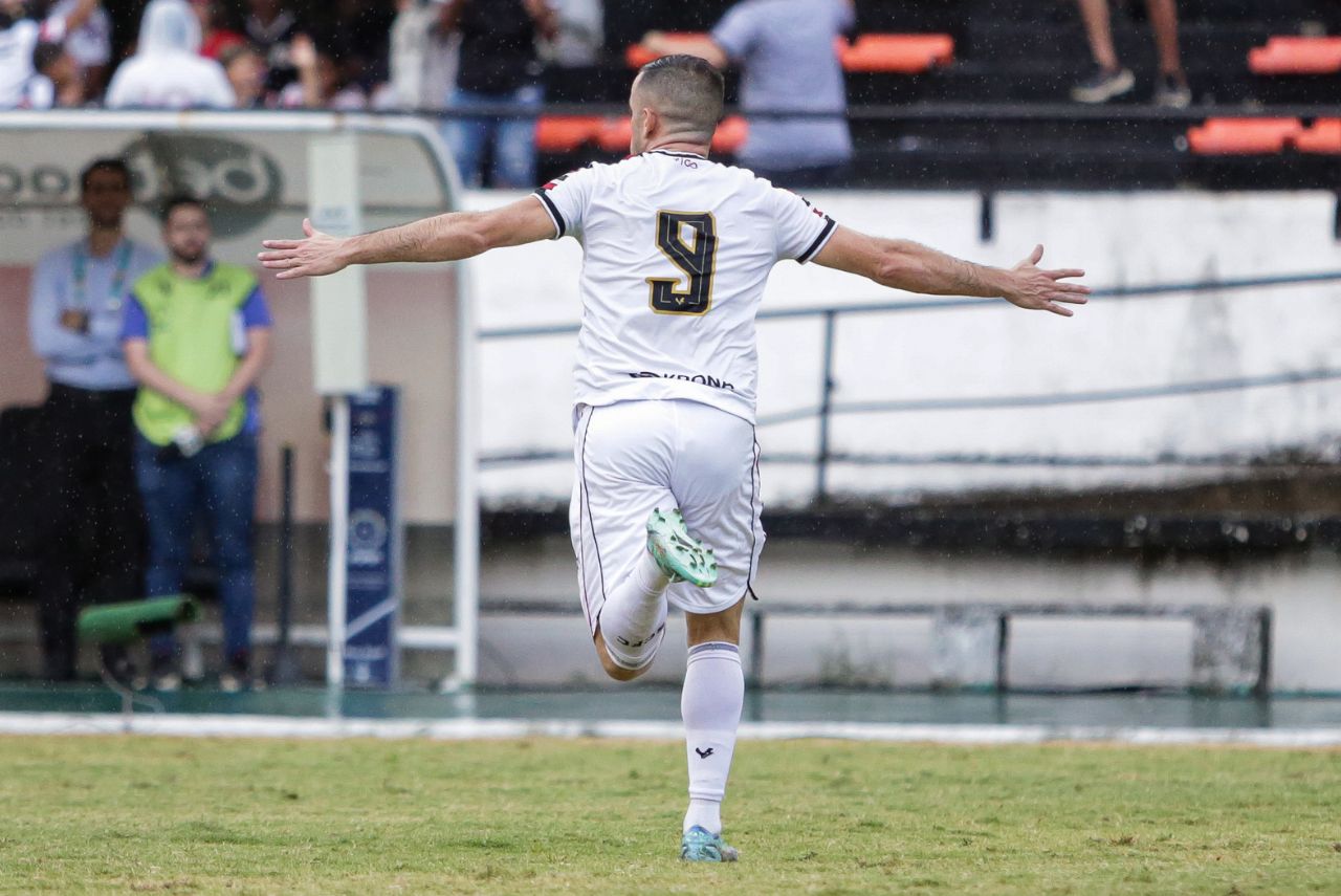 Santa Cruz bate Central em estreia de técnico e volta ao G6 do Pernambucano