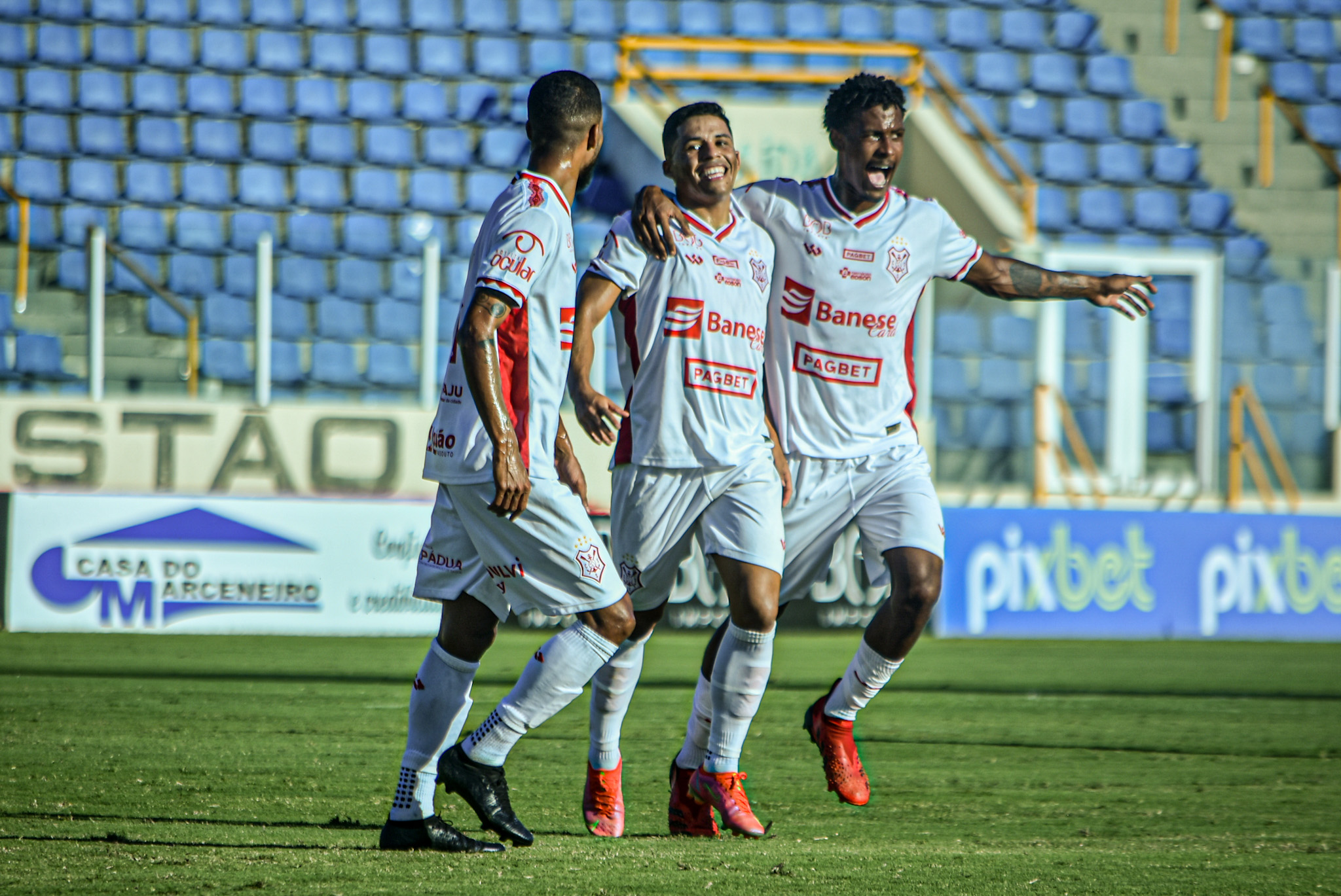 Sergipe goleia o Falcon e encosta no líder Confiança