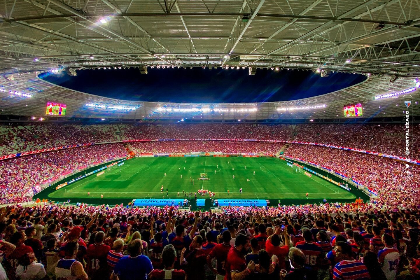 Estádio Castelão, em Fortaleza, com a torcida do Tricolor do Pici