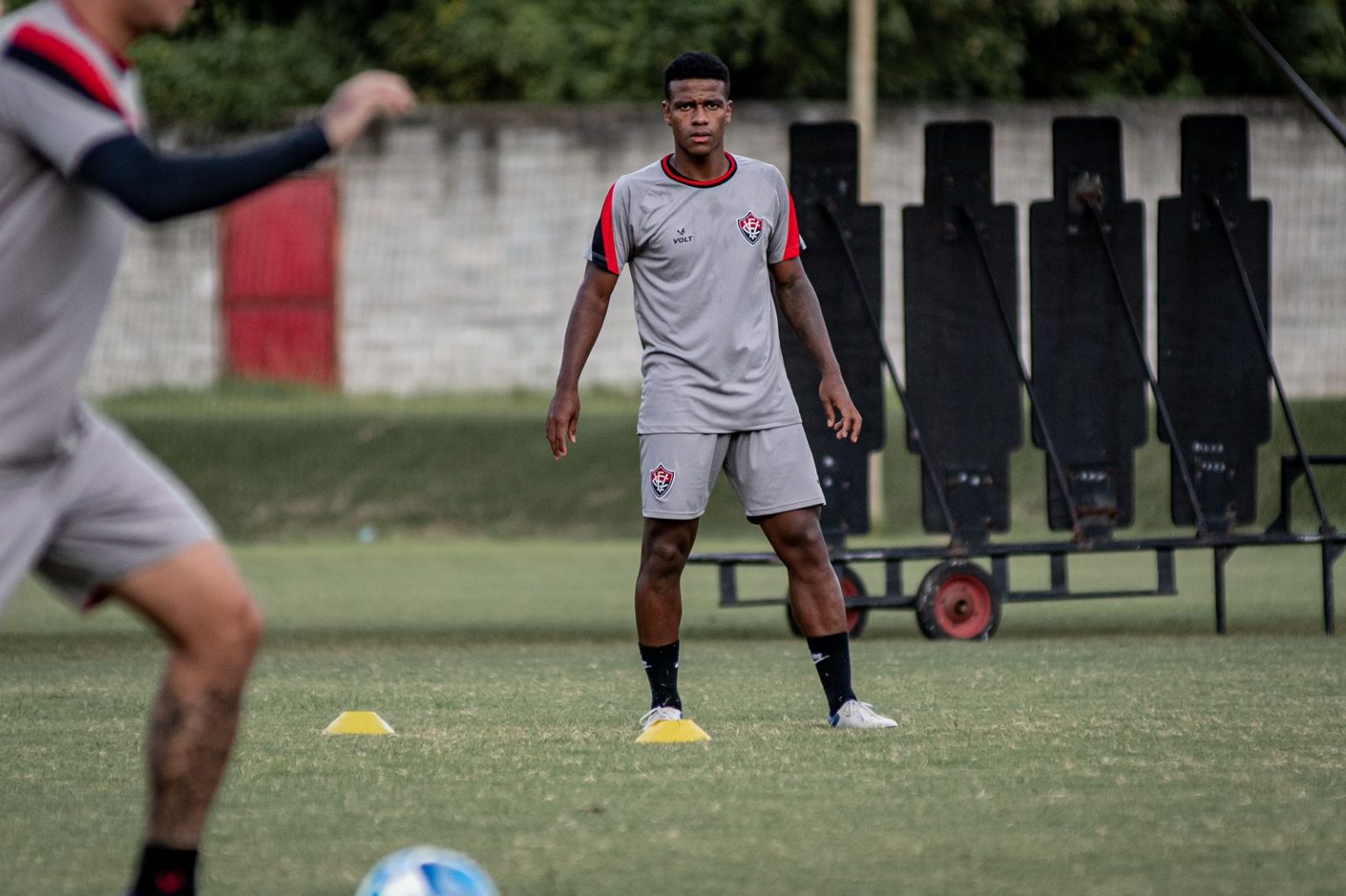 Vitória treina sob chuva em dia de chegada de mais um reforço para o elenco