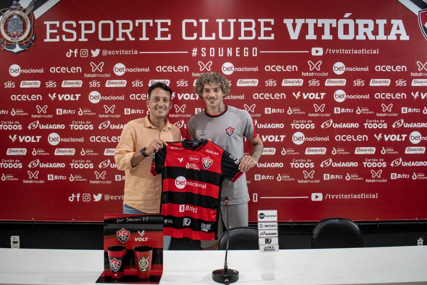 Yan Souto, novo zagueiro do Vitória, ao lado do executivo de futebol rubro-negro, Ítalo Pontes