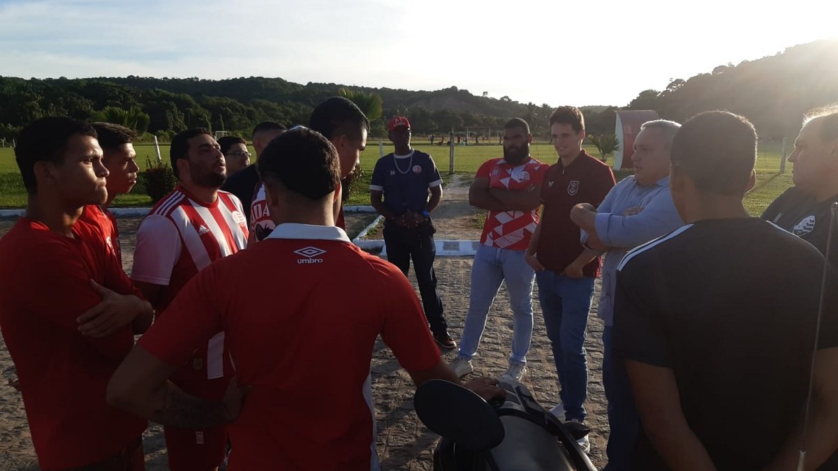 Grupo de torcedores conversou com a diretoria de futebol do Náutico
