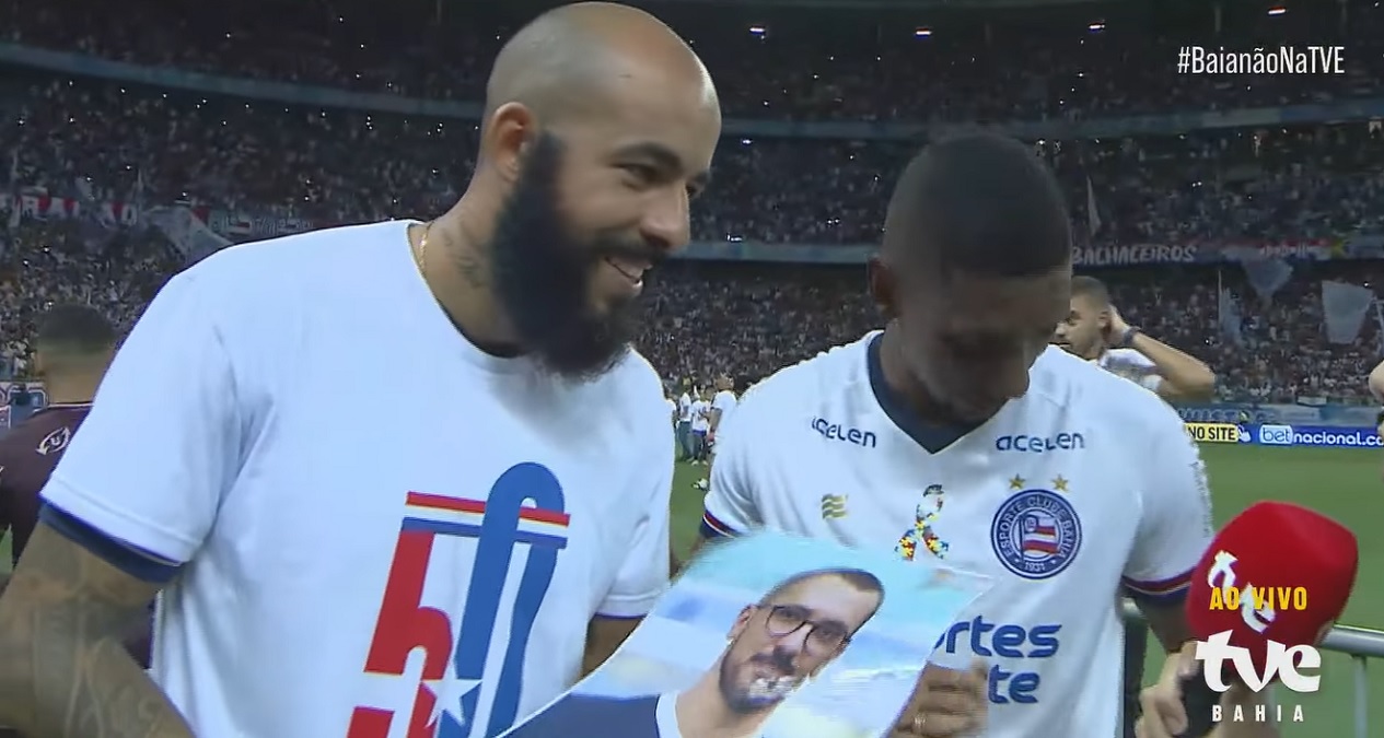 Técnico e jogadores do Bahia dedicam título a assessor de imprensa