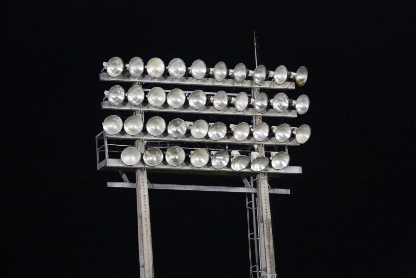 Por problema em torre de iluminação, clássico entre ABC e América-RN é adiado 1 Problema em torre no estádio Frasqueirão fez o clássico ABC e América ser adiado pelo Potiguar 2023