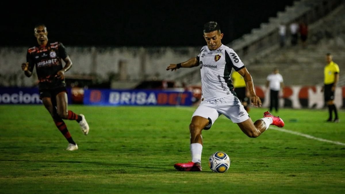 Lateral Igor Cariús cruza bola em jogo do Sport contra o Campinense no Nordestão 2023