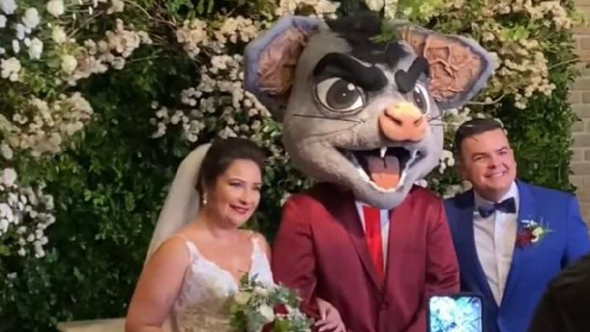 Mascote do Náutico, Timbu entrega alianças em casamento de alvirrubros; assista