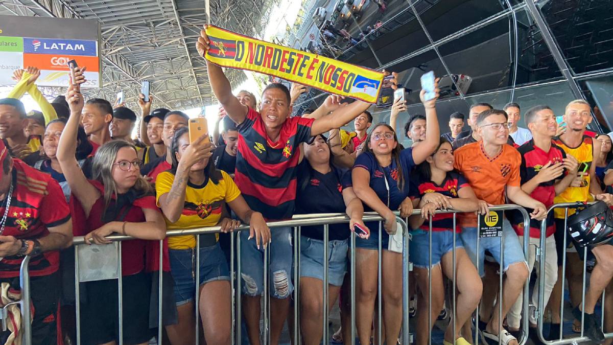 Torcedores fazem festa no embarque do Sport rumo à final da Copa do Nordeste