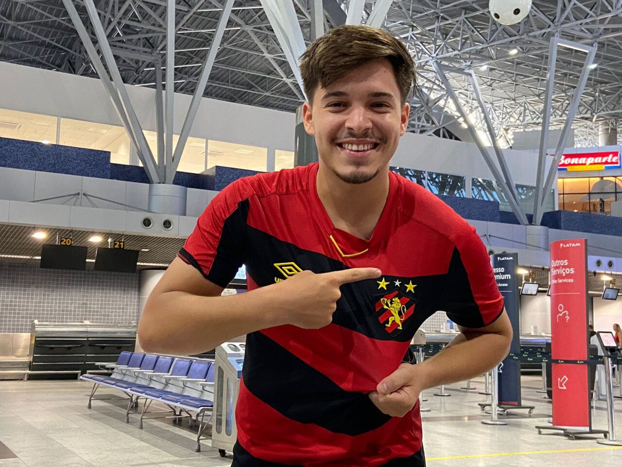 Torcedores fazem festa no embarque do Sport rumo à final da Copa do Nordeste 2 Posts