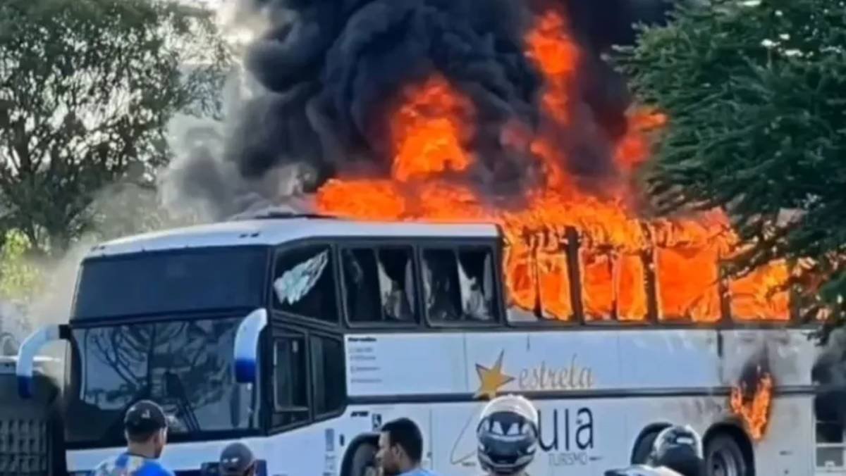 Ônibus que levava integrantes da organizada do Cruzeiro é incendiado - Foro: Reprodução
