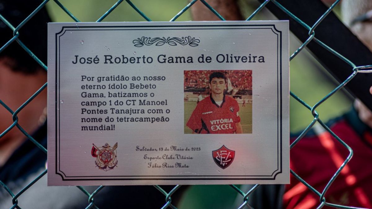 No dia do aniversário do Vitória, ídolo Bebeto recebe homenagem e cita honra em fazer parte da história do clube 1 Homenagem do Vitória ao ex-atacante Bebeto