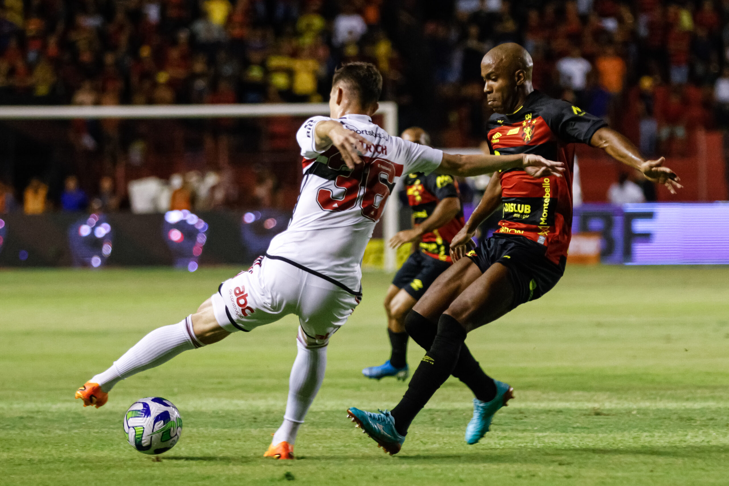 Fabinho pede desculpas à torcida do Sport após expulsão contra o São Paulo 