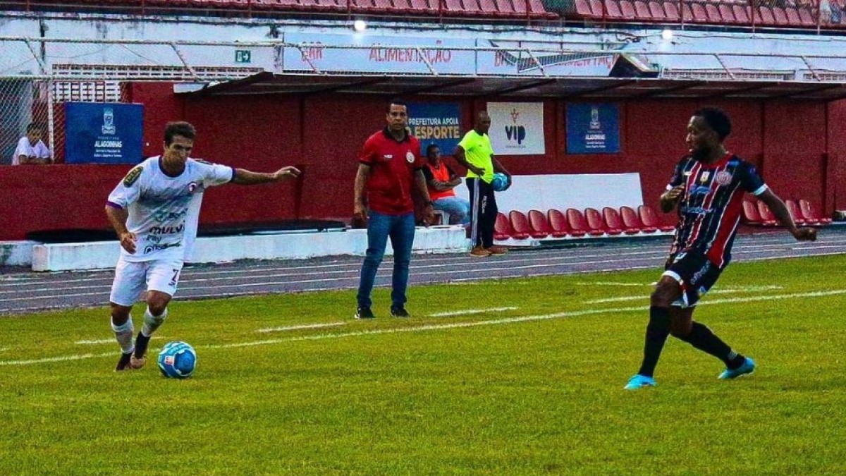 Grupo A4 da Série D: ASA vence Bahia de Feira e vira líder, Retrô e Cruzeiro-AL empatam e Falcon bate Atlético-BA 2 Jogador do Falcon tenta o cruzamento pelo lado direito, enquanto que o marcador do Atlético-BA o acompanha para tentar evitar a batida na bola. Enquanto isso, ao fundo, o técnico Rodrigo Chagas, do time baiano, acompanha a jogada