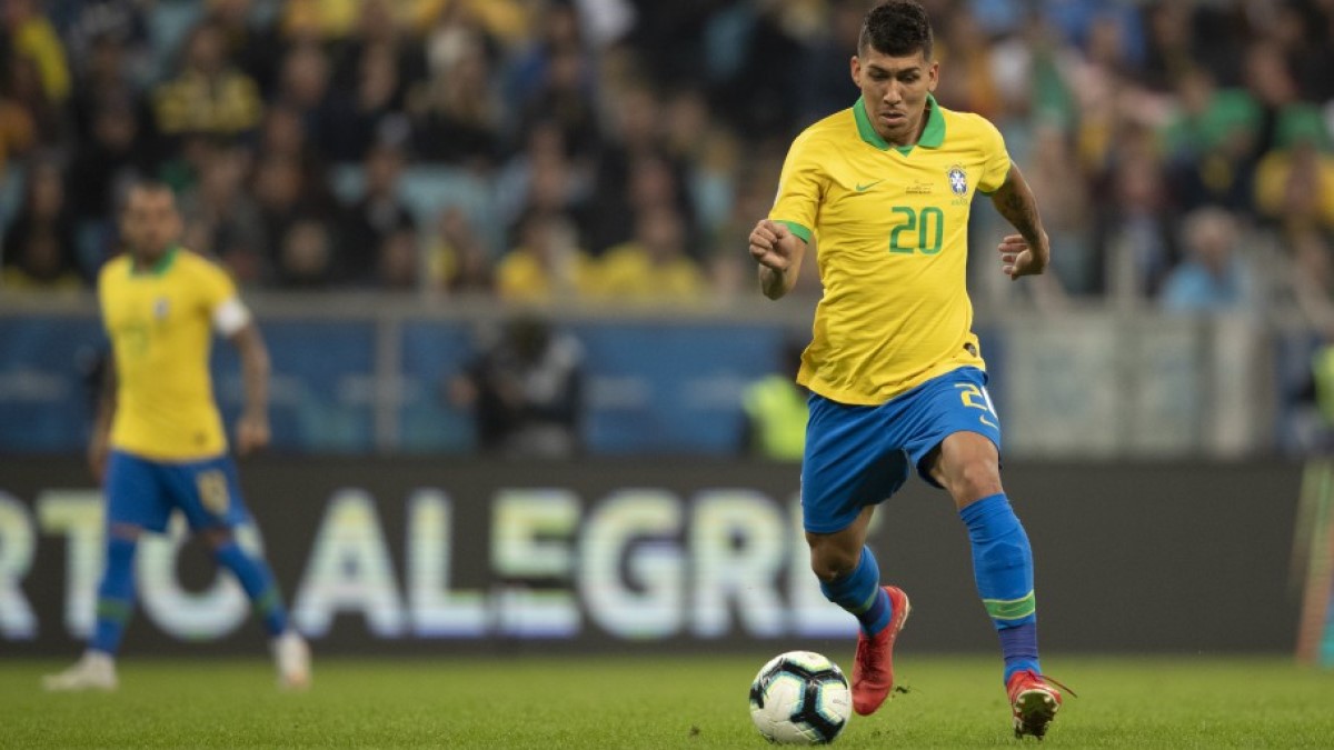 Roberto Firmino carrega a bola com o pé direito em jogo da Seleção Brasileira, pela Copa América