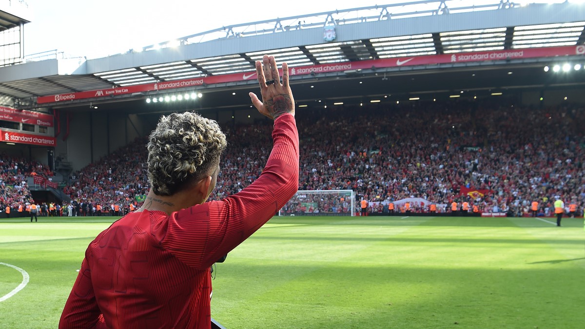 Roberto Firmino, de costas, saúda a torcida do Liverpool, que o ovaciona na sua última partida pelo clube no estádio de Anfield