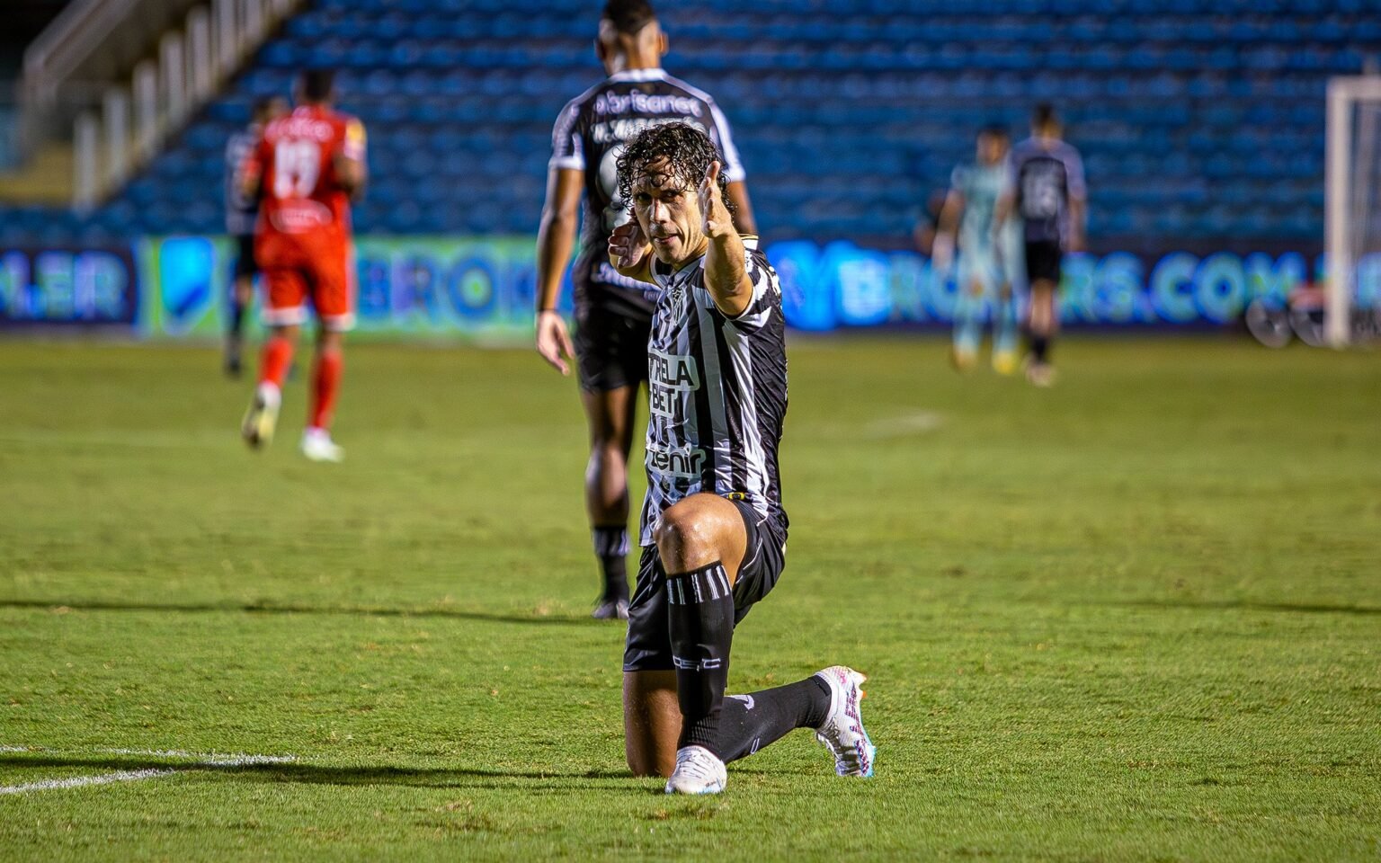 Atacante Nicolas comemora seu primeiro gol com a camisa do Ceará na vitória por 2 x 0 diante do Tombense, pela Série B 2023