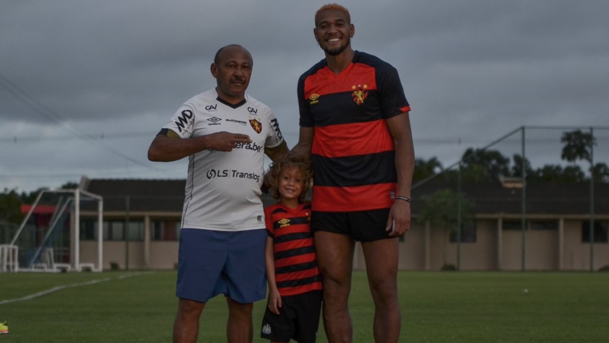 Perfil: Joelinton, maior revelação do Sport no Século XXI, é pilar do Newcastle na volta à Champions e vai à Seleção Brasileira 2 Joelinton com a camisa do Sport no CT do Leão, ao lado do seu pai e do seu filho