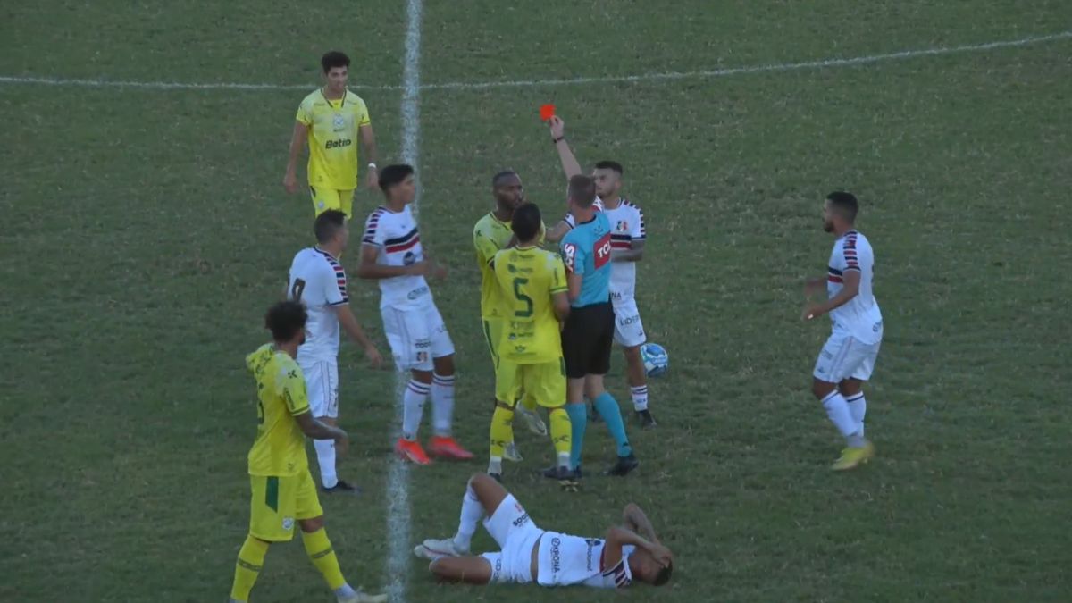 Atacante Kel Baiano recebe cartão vermelho em jogo do Nacional de Patos contra o Santa Cruz