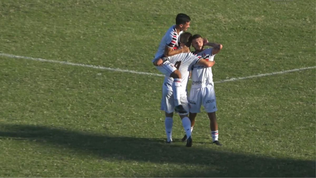 Atacante Pipico comemora gol do Santa Cruz em jogo contra o Nacional de Patos na Série D