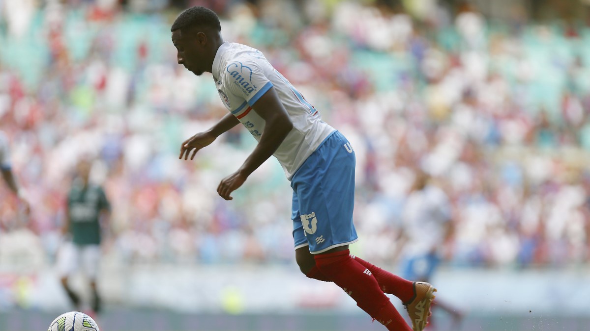 Burocrático e pouco criativo, Bahia empata com o Goiás na Fonte Nova pela Série A 3 Ryan, lateral-esquerdo do Bahia, ajeita o corpo e prepara cruzamento de pé esquerdo em jogo contra o Goiás, pela Série A do Brasileirão