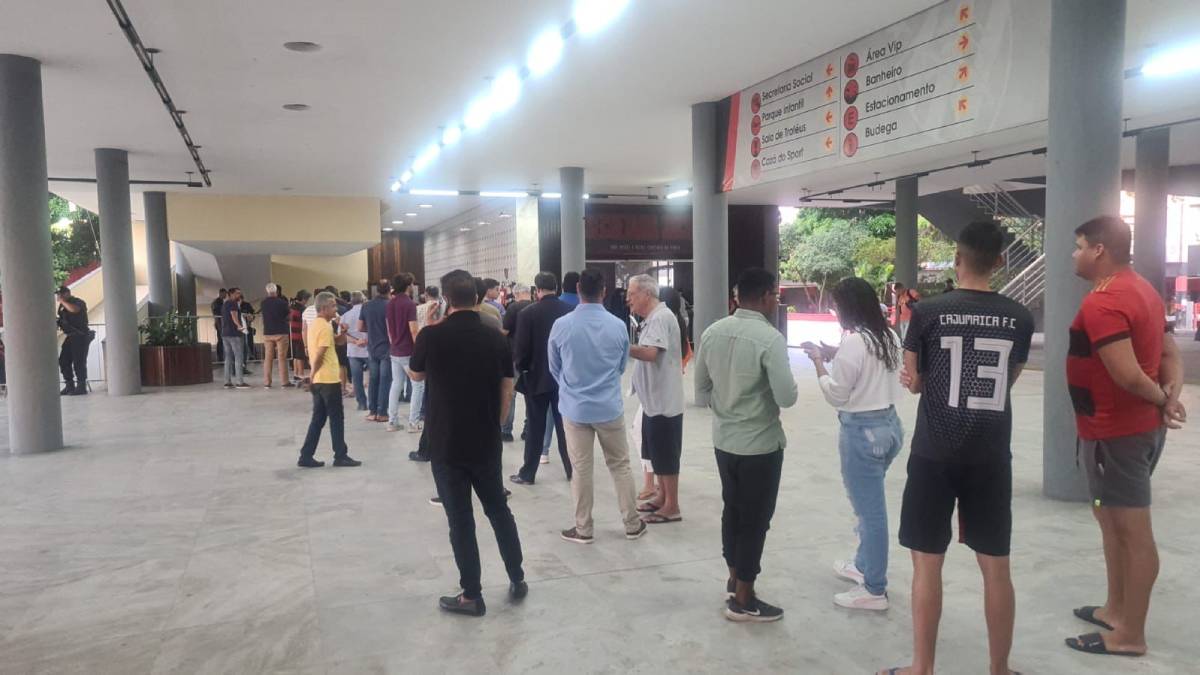 Proprietários de cadeira e camarote do Sport enfrentam longas filas para comprar ingresso da final contra o Ceará