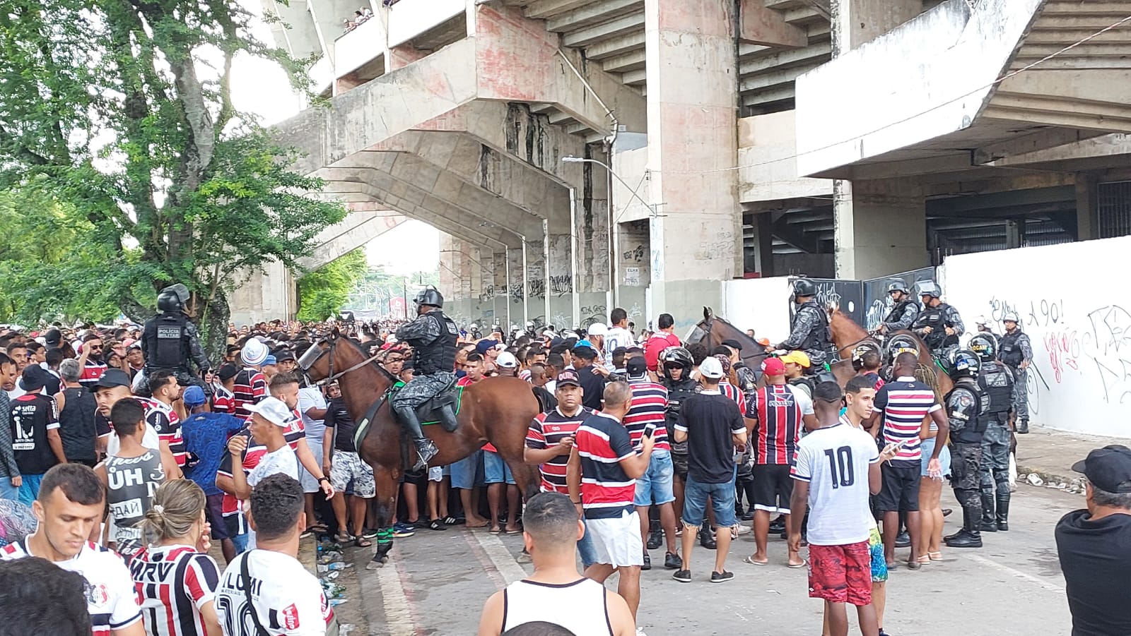 Mais do mesmo: torcedores do Santa Cruz sofrem para assistir jogo contra Campinense no Arruda 1 Torcida do Santa Cruz sofre novamente para entrar no estádio do Arruda em partida contra o Campinense pela Série D 2023
