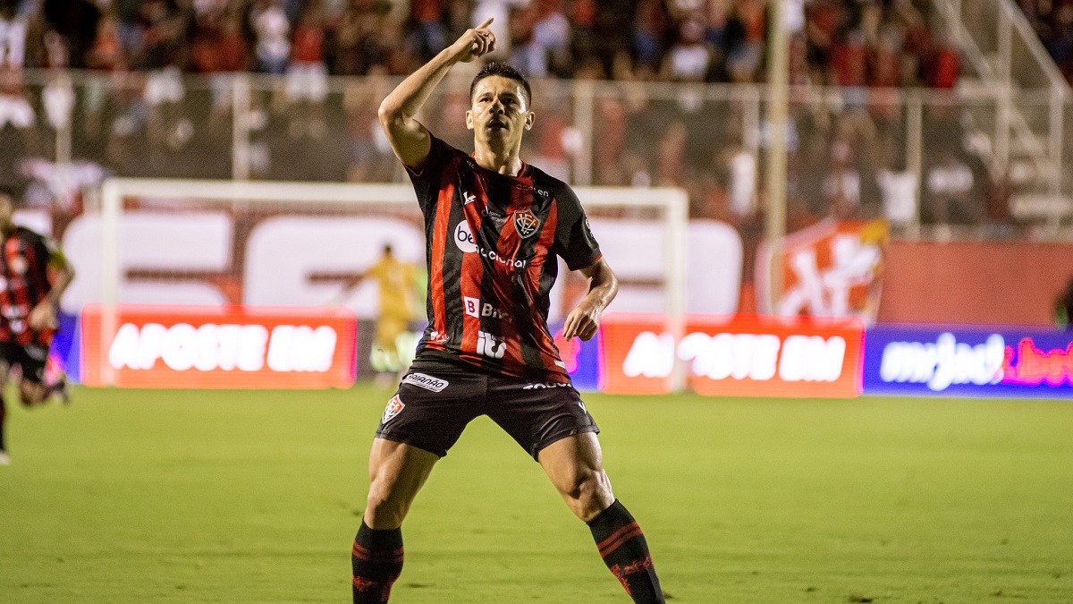 Osvaldo celebra retorno de Léo Gamalho após cirurgia por conta de câncer de pele