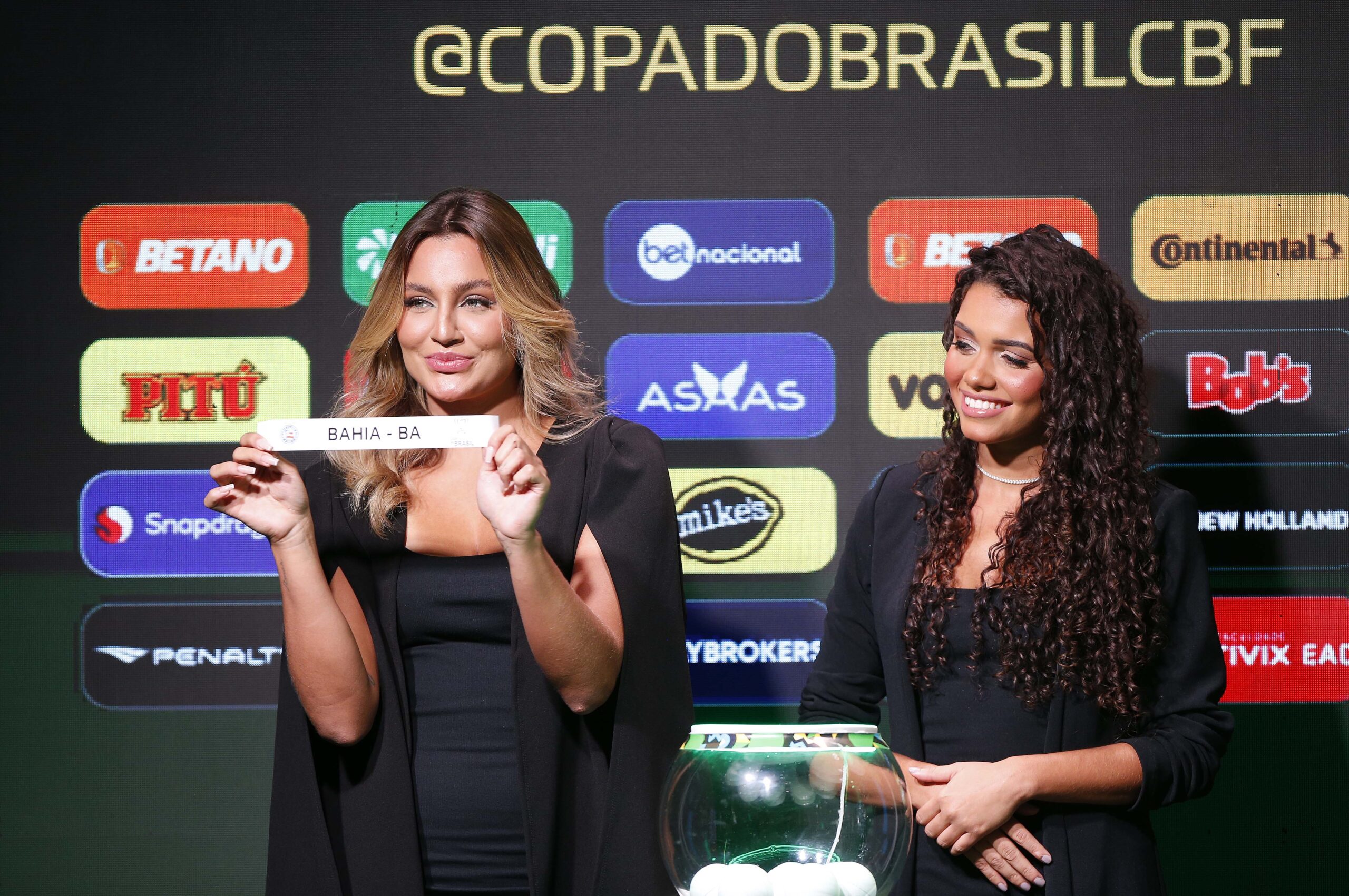 Jogos de hoje definem adversário do Brasil nas quartas de final