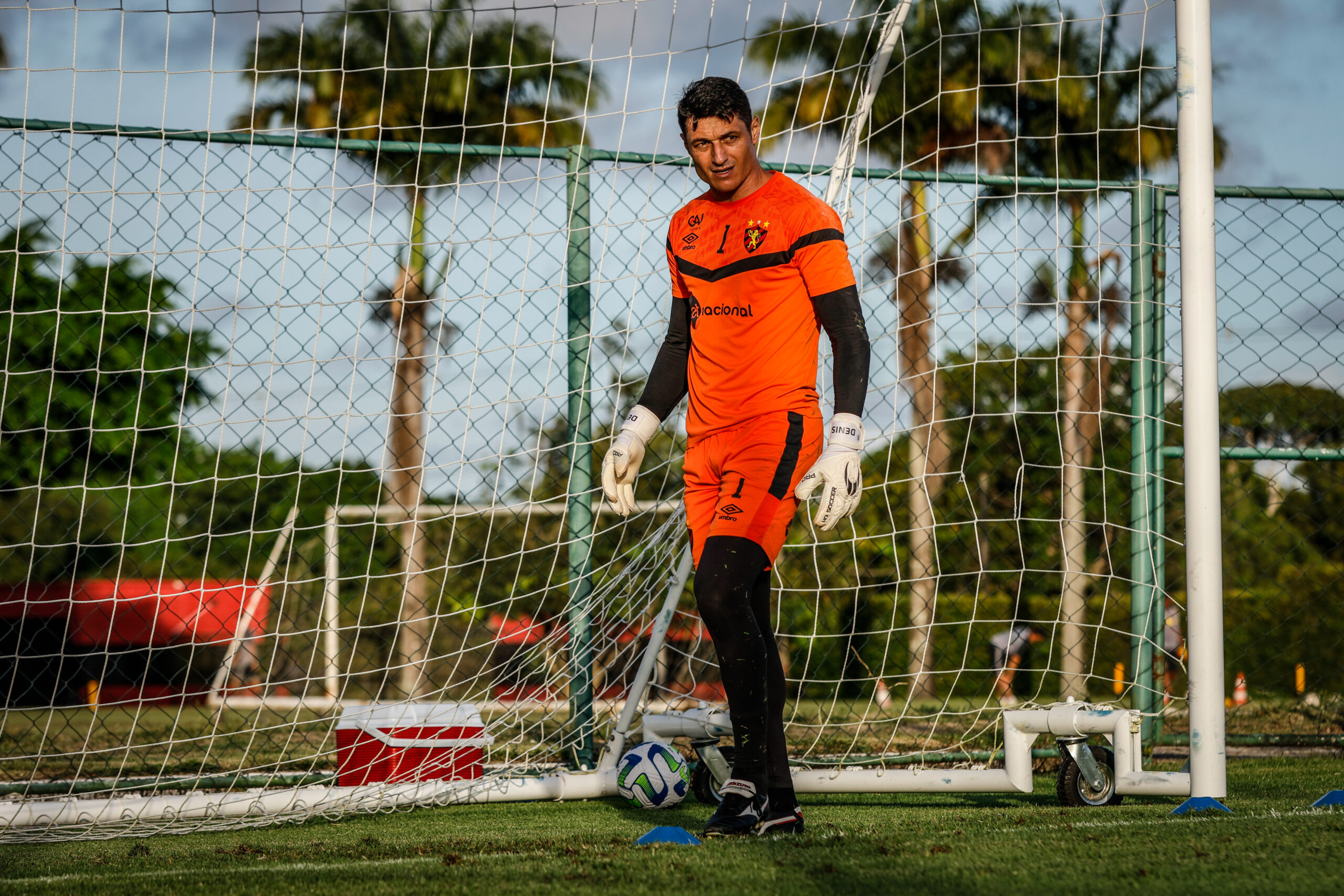 Denis passa por novo procedimento no joelho e deve ter contrato ampliado pelo Sport