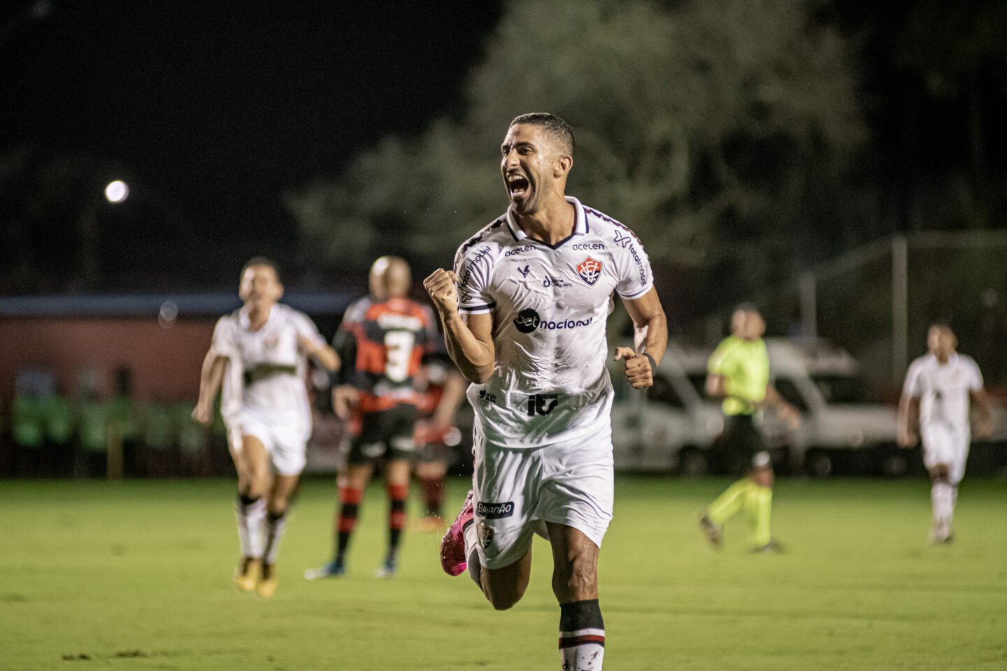 Atacante Tréllez, do Vitória, comemora seu gol diante do Ituano no Barradão pela Série B 2023