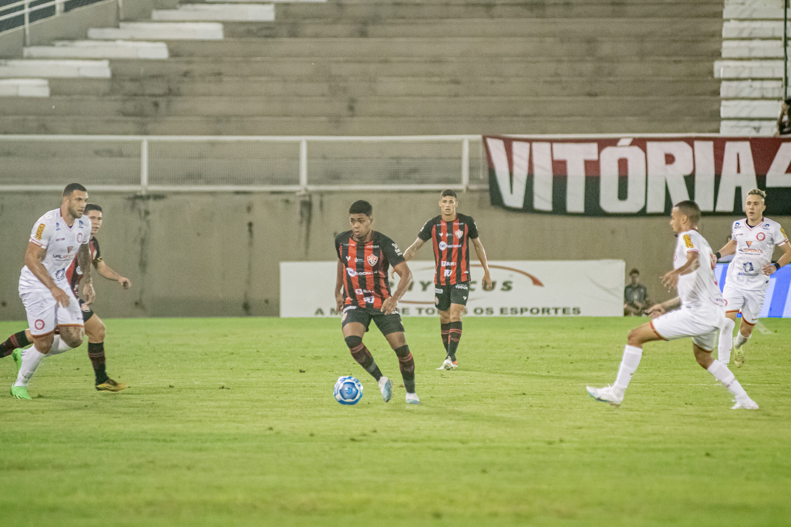 Após repetir esquema com três zagueiro no Vitória, Léo Condé afirma: “fator que pode ser positivo”