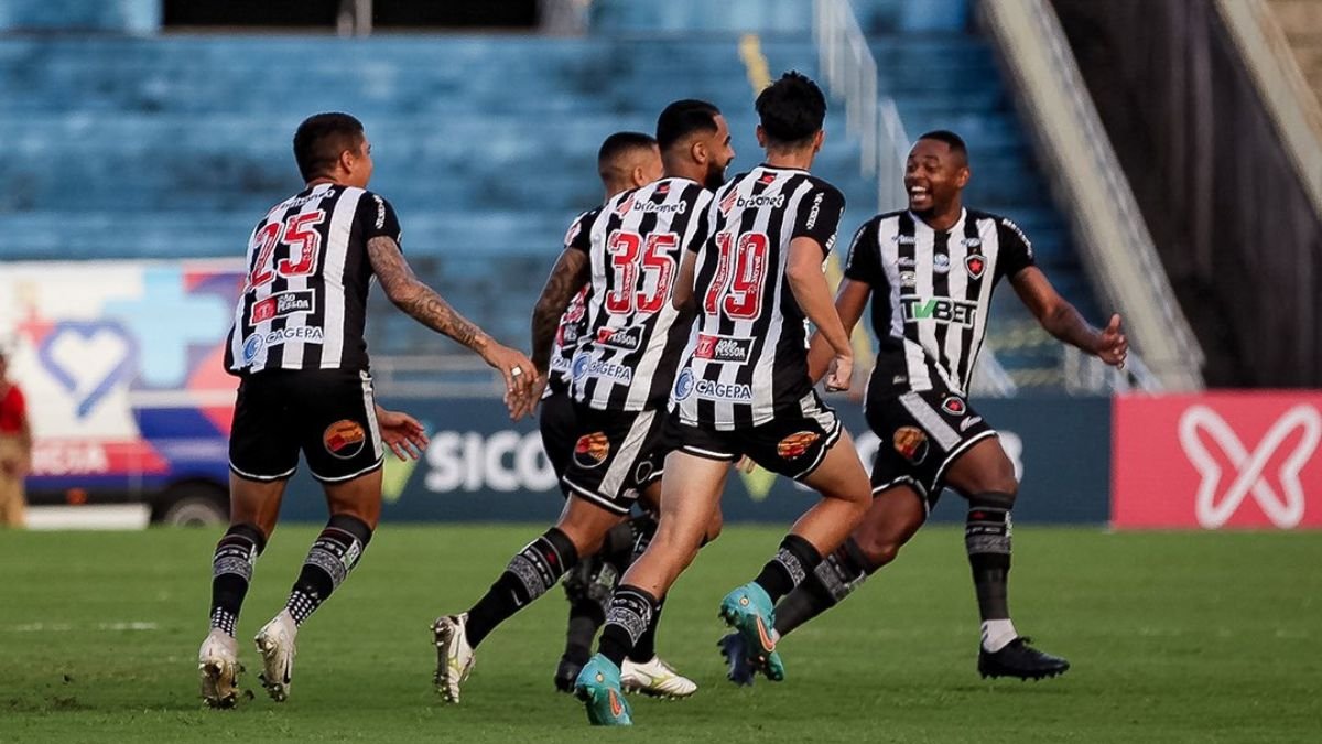 Jogadores do Botafogo-PB comemoram gol contra o Floresta na Série C 2023