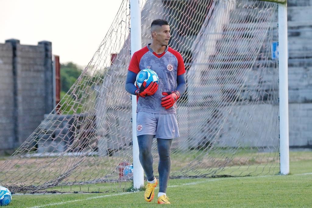 Na zona de rebaixamento, goleiro do América-RN alerta para necessidade de pontuar fora de casa