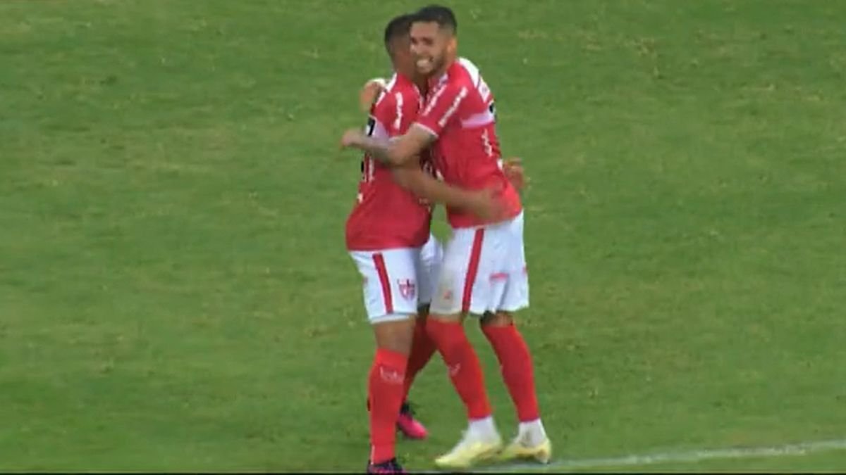 Rômulo e Renato, atacantes do CRB, se abraçam em jogo contra o Ceará