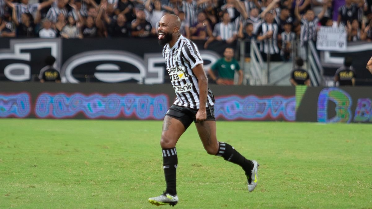 Meia Chay, do Ceará, comemora gol contra o CRB na Série B 2023